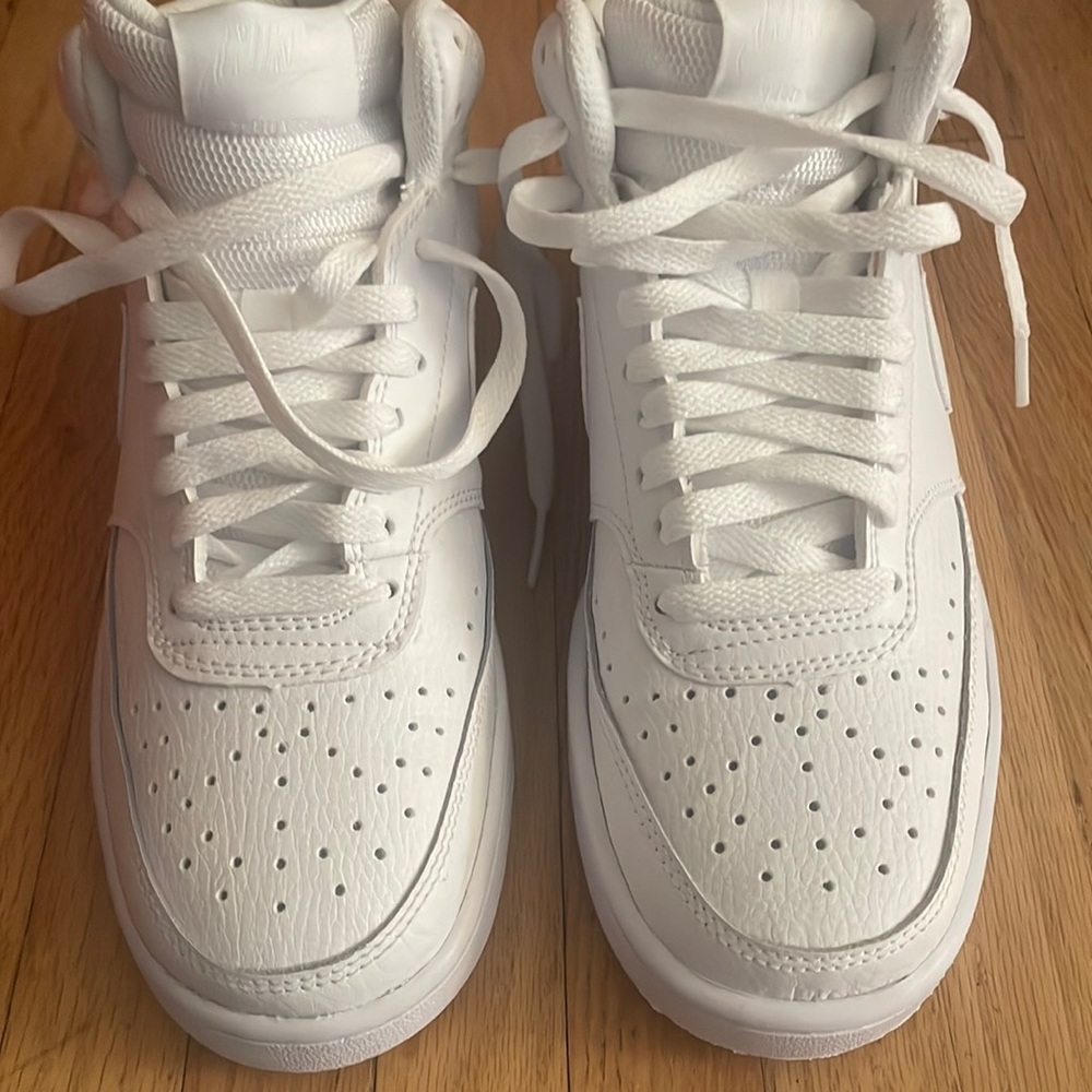 NWOT Nike women’s court shoes vision MID